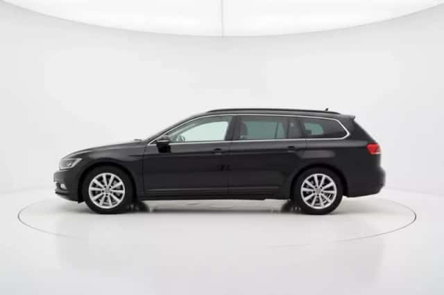 Volkswagen Passat (2021) thumbnail 3