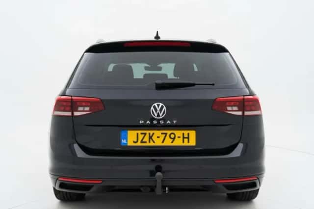 Volkswagen Passat (2021) thumbnail 5
