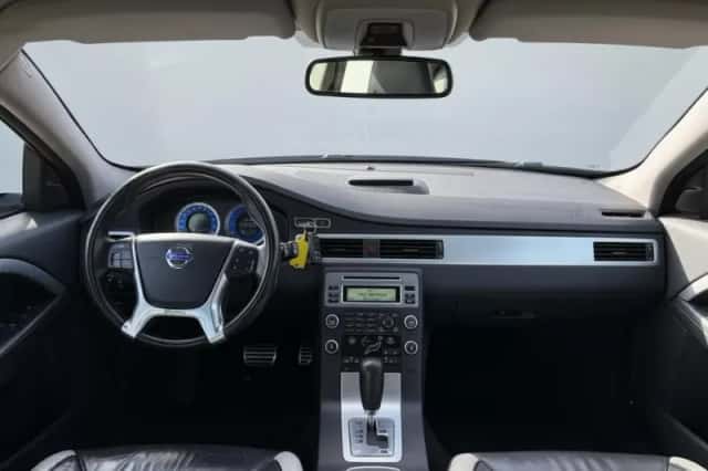 Volvo V70 (2011) thumbnail 2