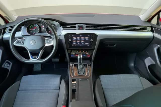 Volkswagen Passat (2021) thumbnail 2