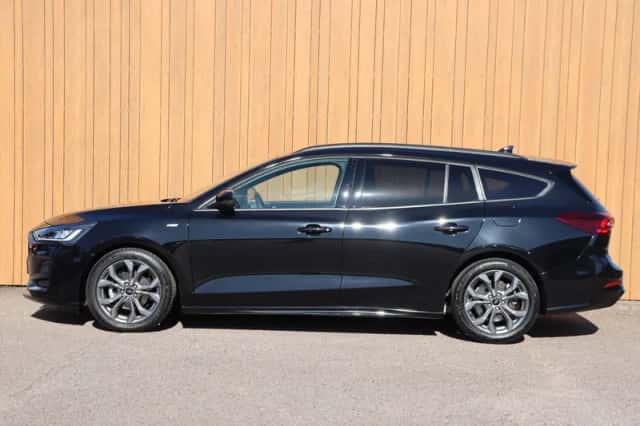 Ford Focus (2022) thumbnail 3