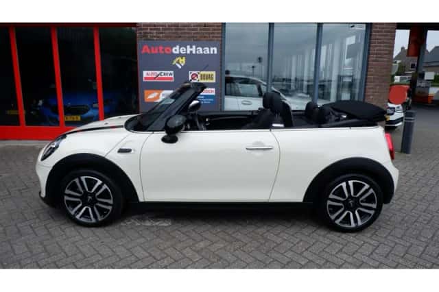 MINI Cabrio (2019) thumbnail 2