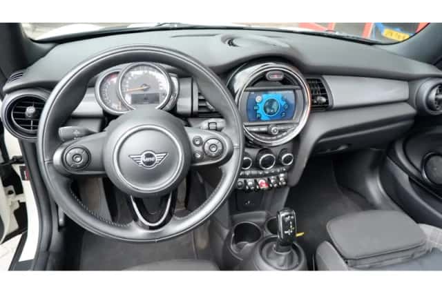MINI Cabrio (2019) thumbnail 3