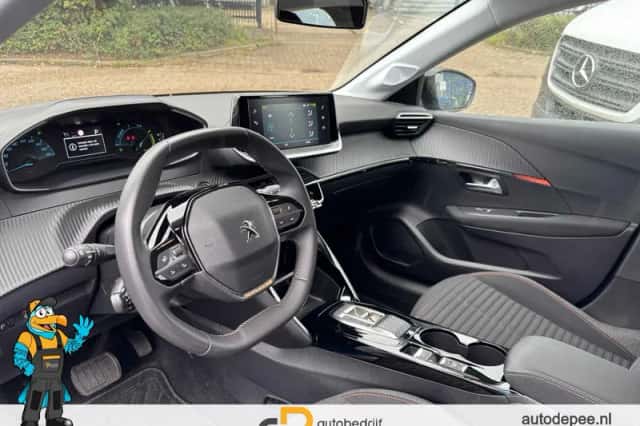 Peugeot e-208 (2023) thumbnail 4