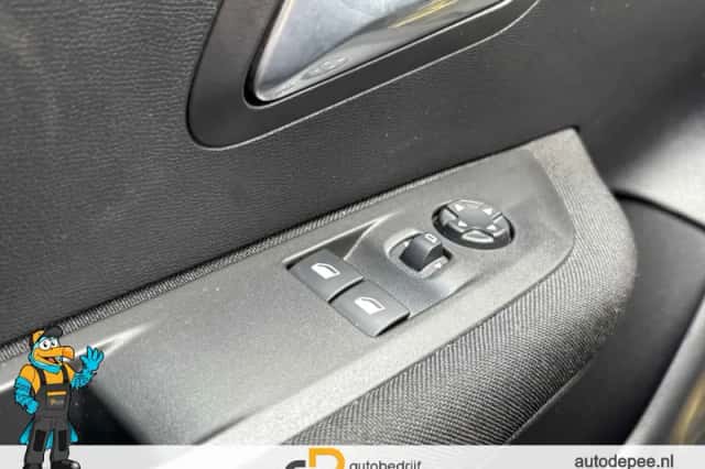 Peugeot e-208 (2022) thumbnail 4