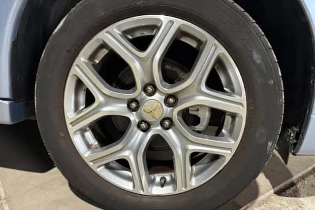 Mitsubishi Outlander (2013) thumbnail 2