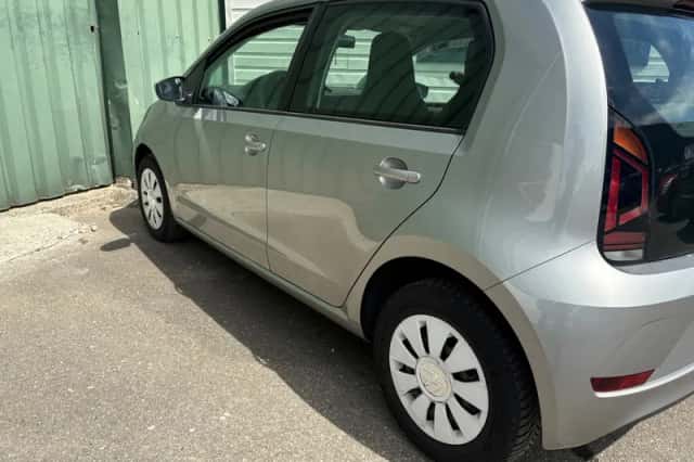Volkswagen Up! (2018) thumbnail 4