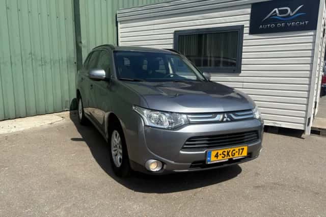 Mitsubishi Outlander (2013) thumbnail 1