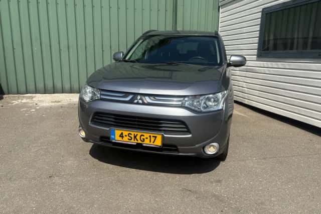 Mitsubishi Outlander (2013) thumbnail 2