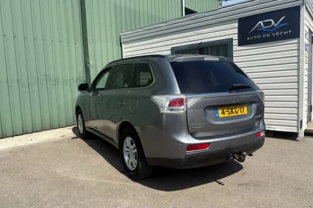 Mitsubishi Outlander (2013) thumbnail 4