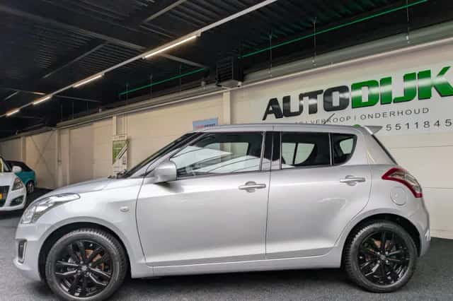 Suzuki Swift (2017) thumbnail 2