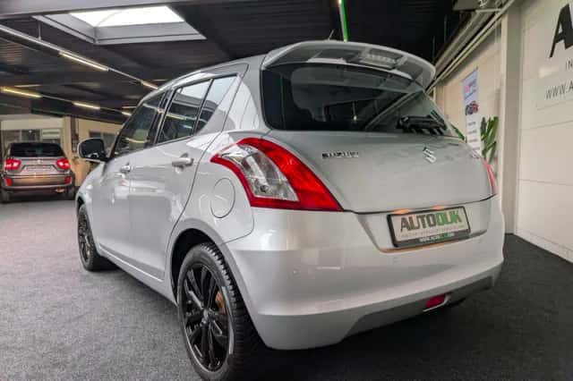 Suzuki Swift (2017) thumbnail 3