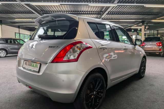 Suzuki Swift (2017) thumbnail 5