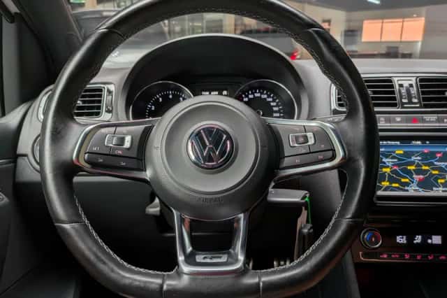 Volkswagen Polo (2015) thumbnail 2