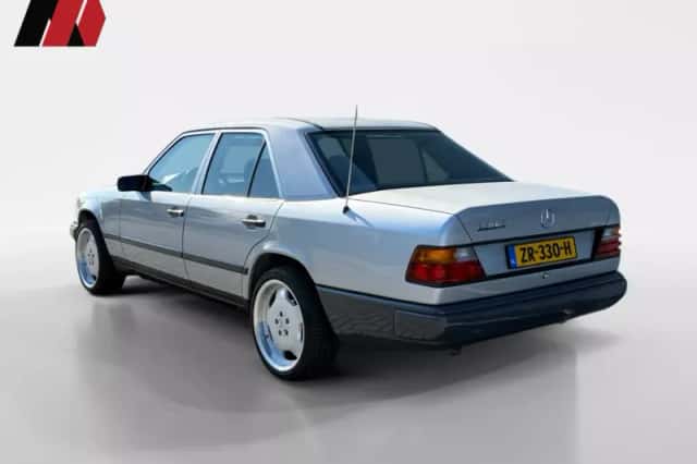 Mercedes-Benz 200-Serie (1986) thumbnail 4