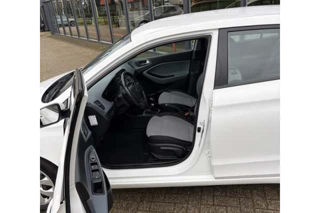 Hyundai i20 (2015) thumbnail 5