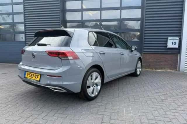 Volkswagen Golf (2022) thumbnail 2