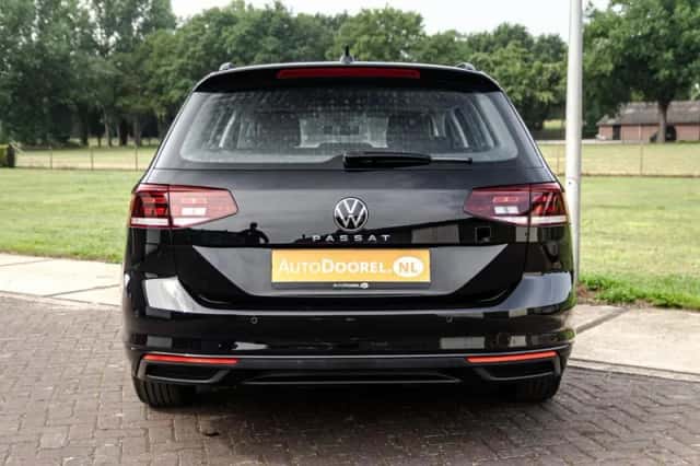 Volkswagen Passat (2022) thumbnail 3