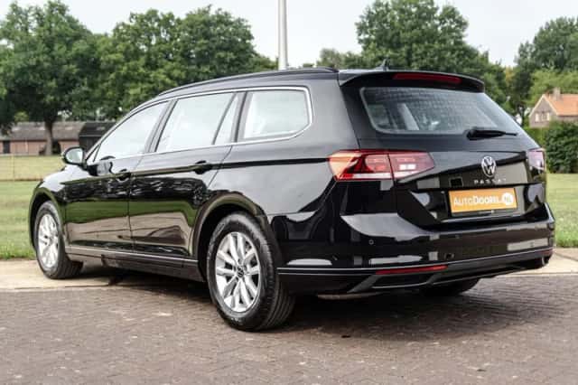 Volkswagen Passat (2022) thumbnail 4