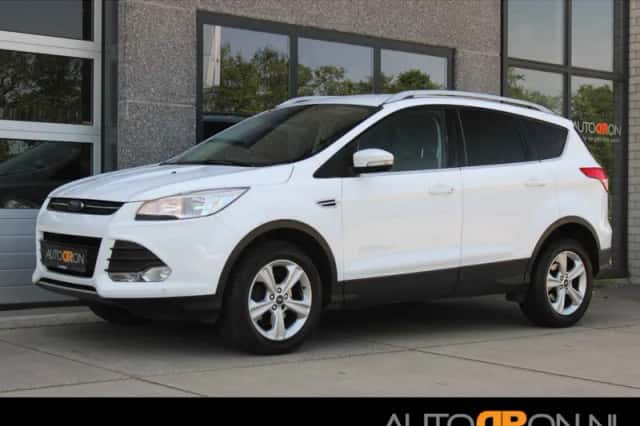 Ford Kuga (2015) thumbnail 1
