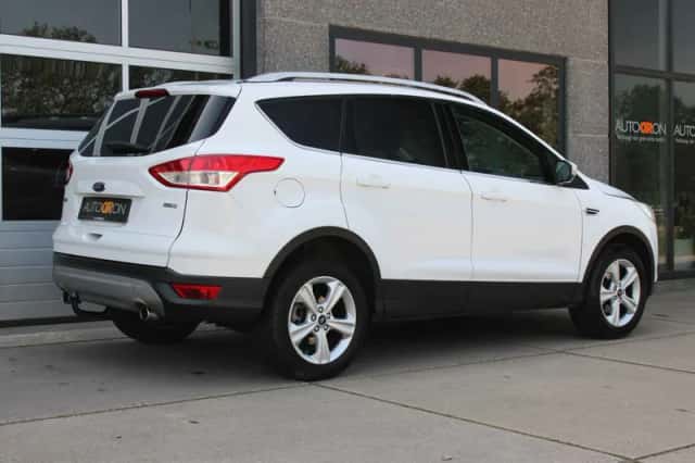 Ford Kuga (2015) thumbnail 3