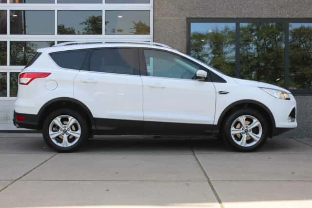 Ford Kuga (2015) thumbnail 4