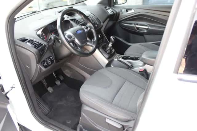 Ford Kuga (2015) thumbnail 5