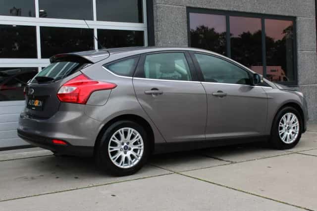 Ford Focus (2012) thumbnail 3