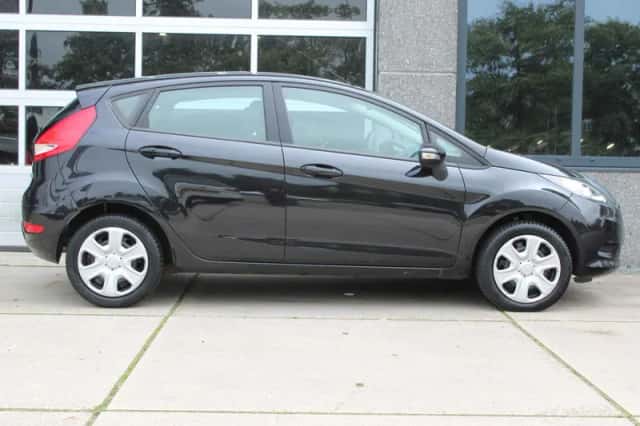 Ford Fiesta (2010) thumbnail 4