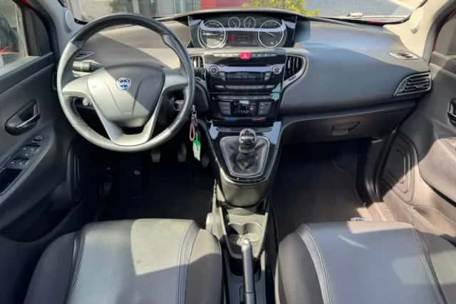 Lancia Ypsilon (2012) thumbnail 2