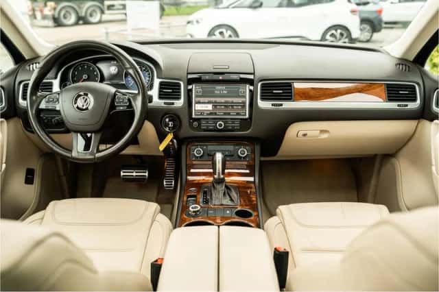 Volkswagen Touareg (2011) thumbnail 2