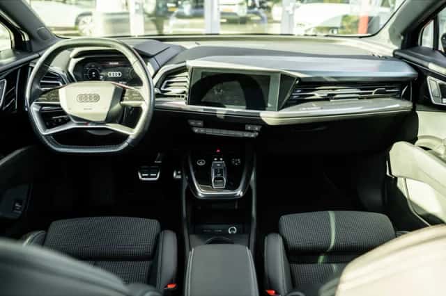 Audi Q4 e-tron (2021) thumbnail 2