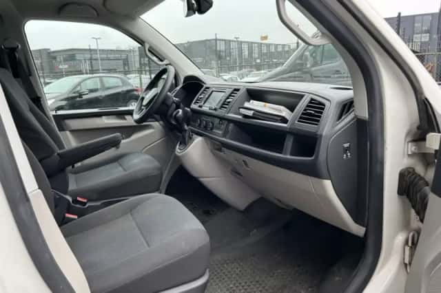 Volkswagen Transporter (2017) thumbnail 2