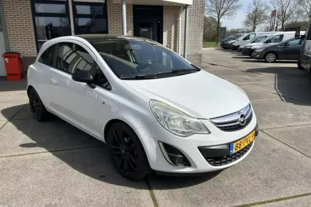 Opel Corsa (2011) thumbnail 2