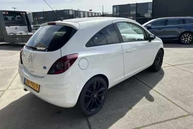 Opel Corsa (2011) thumbnail 3