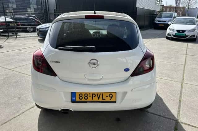Opel Corsa (2011) thumbnail 4
