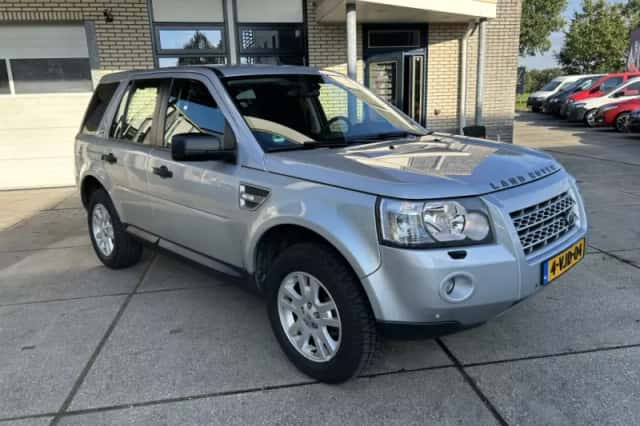 Land Rover Freelander (2010) thumbnail 1