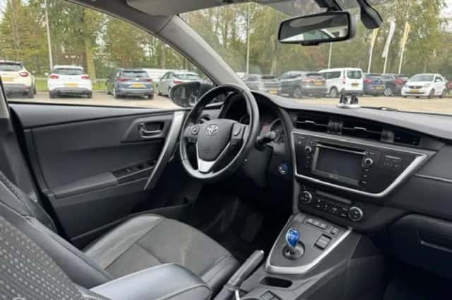 Toyota Auris (2013) thumbnail 2