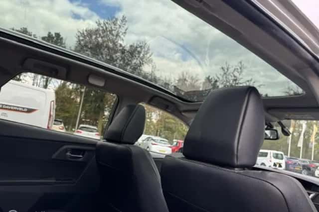 Toyota Auris (2013) thumbnail 3