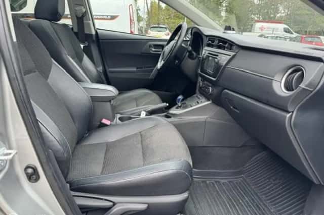 Toyota Auris (2013) thumbnail 5