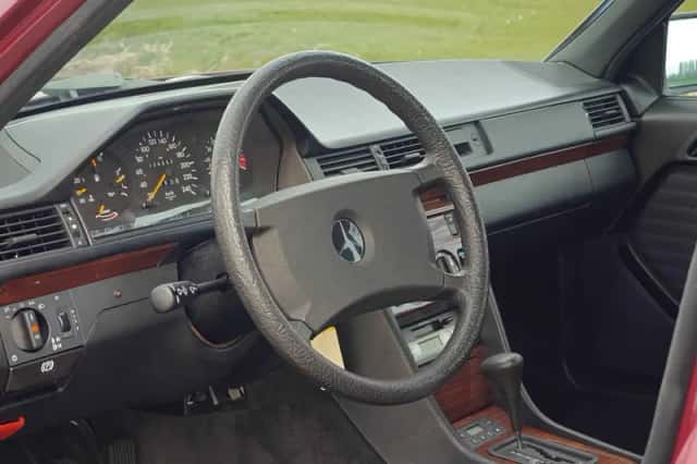 Mercedes-Benz E-Klasse (1990) thumbnail 2