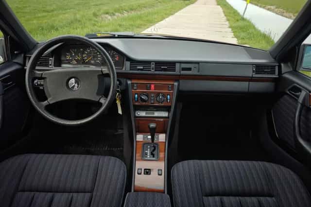 Mercedes-Benz E-Klasse (1990) thumbnail 3