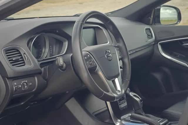 Volvo V40 Cross Country (2019) thumbnail 2