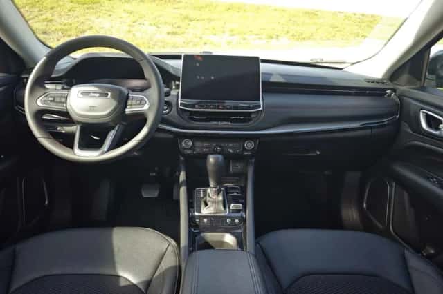 Jeep Compass (2023) thumbnail 2