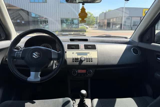 Suzuki Swift (2010) thumbnail 2
