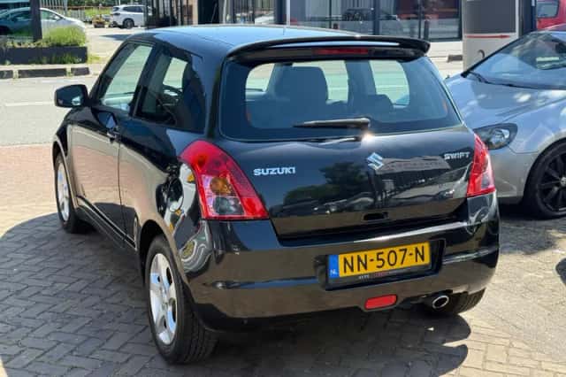 Suzuki Swift (2010) thumbnail 4