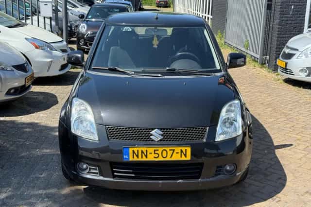 Suzuki Swift (2010) thumbnail 6