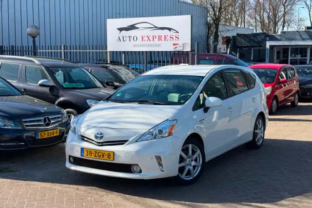 Toyota Prius Wagon (2011) thumbnail 1