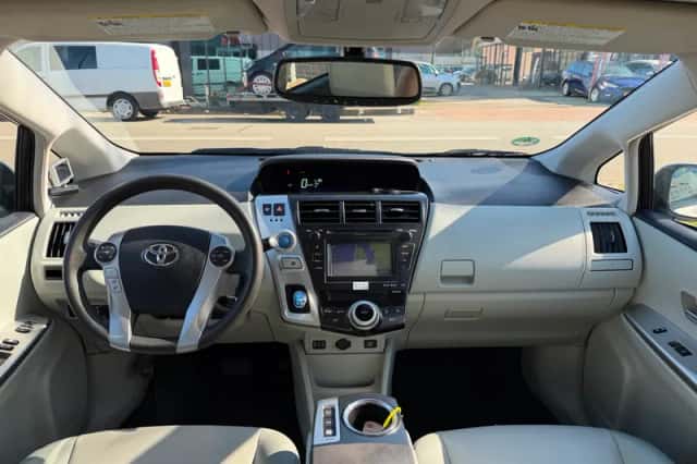 Toyota Prius Wagon (2011) thumbnail 2