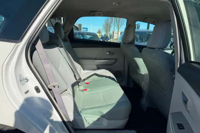 Toyota Prius Wagon (2011) thumbnail 3